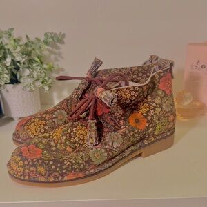 Super Unique Rare Like New Hush Puppies Floral Ankle Boots